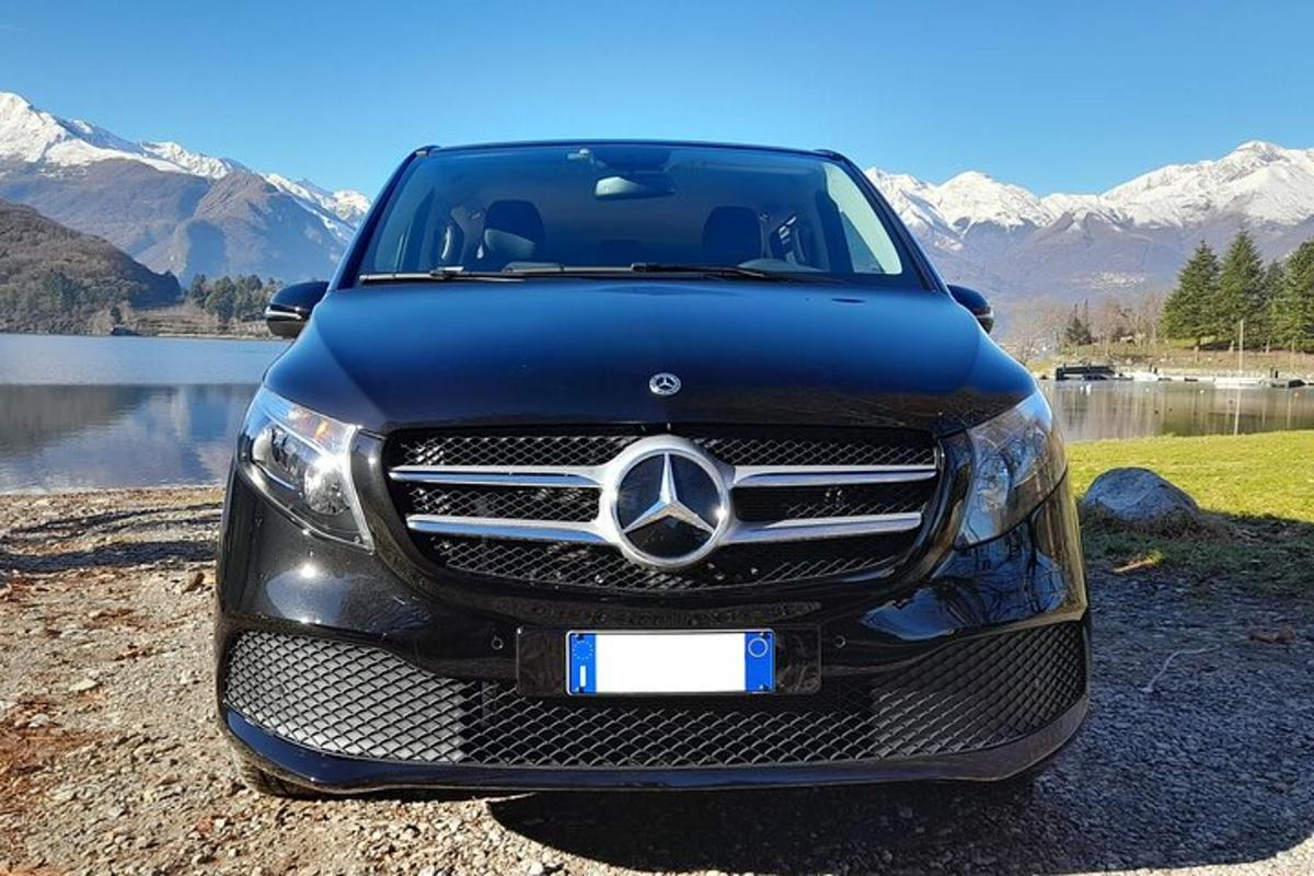 Svartur Mercedes Benz bíll lagður við stöðuvatn