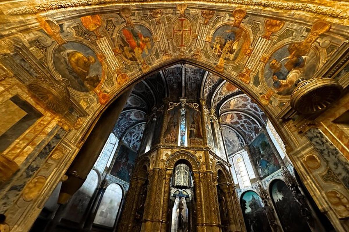 egy boltív egy templommal körülvett épületben