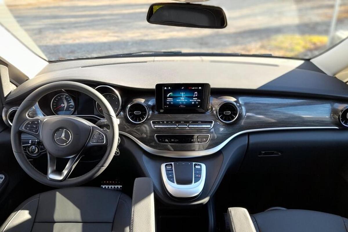 uma visão do volante do carro acedes benz