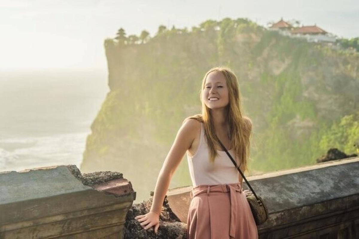 dívka stojící na římse poblíž oceánu