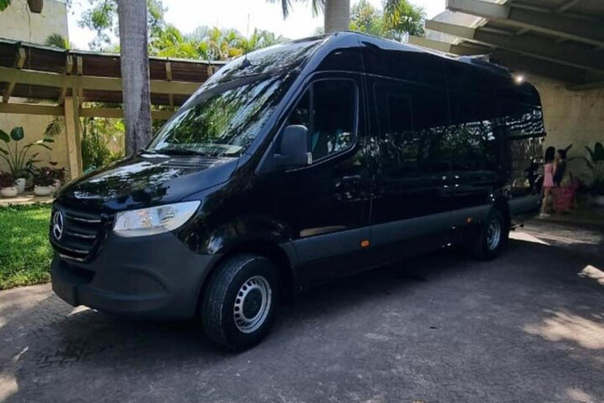 una camioneta negra estacionada en un estacionamiento