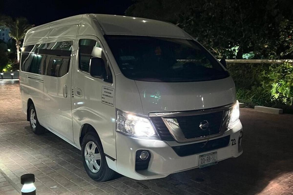 una camioneta blanca estacionada en un estacionamiento