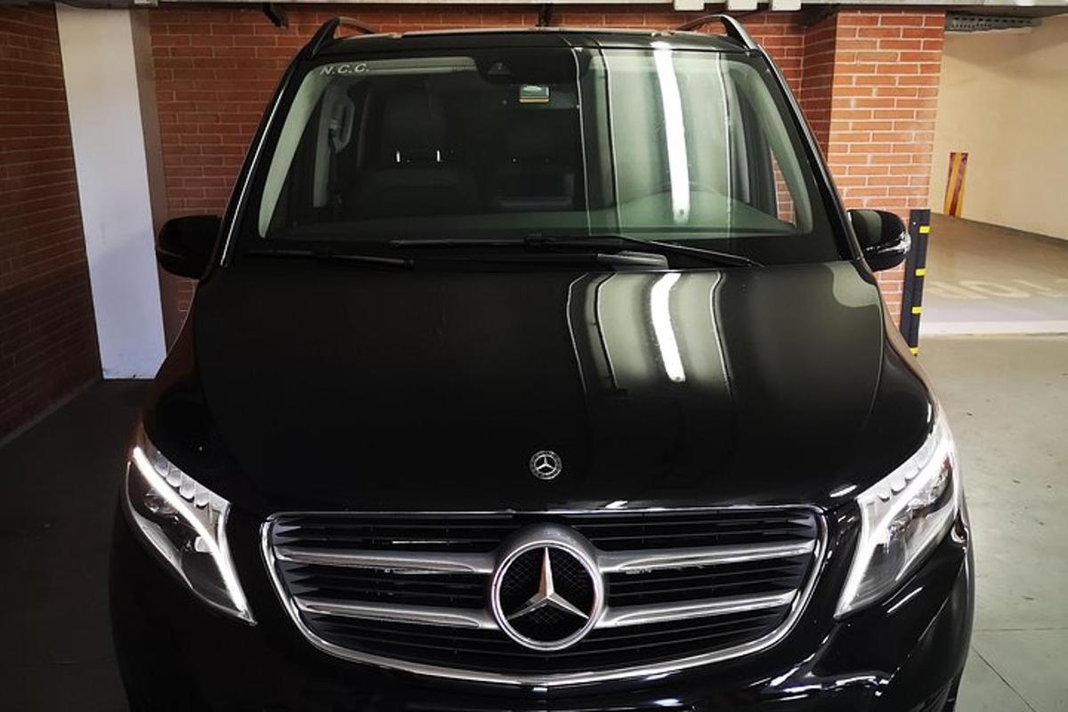 avtomobil mercedes benz parkiran v garaži