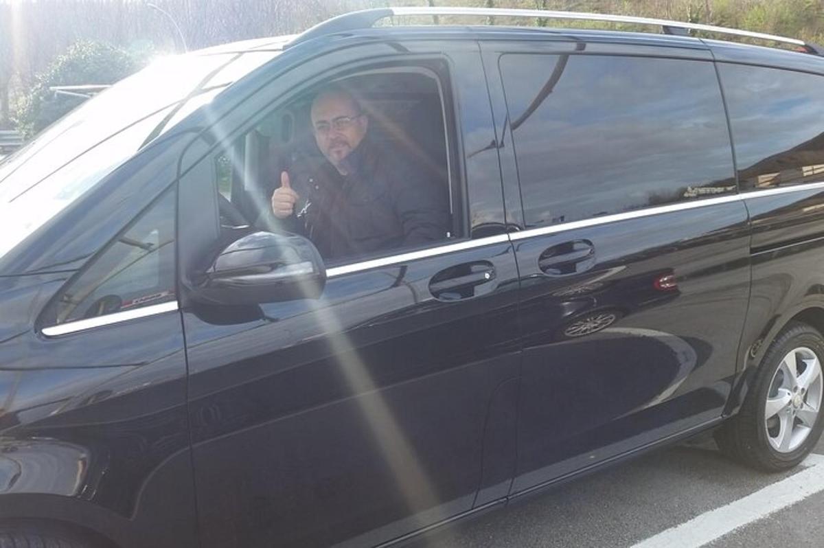 un uomo seduto al posto di guida di un furgone