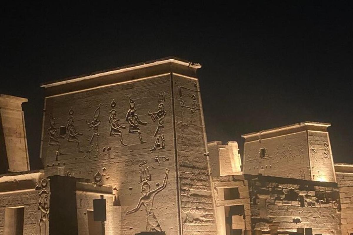 Un edificio con escritura en el costado.