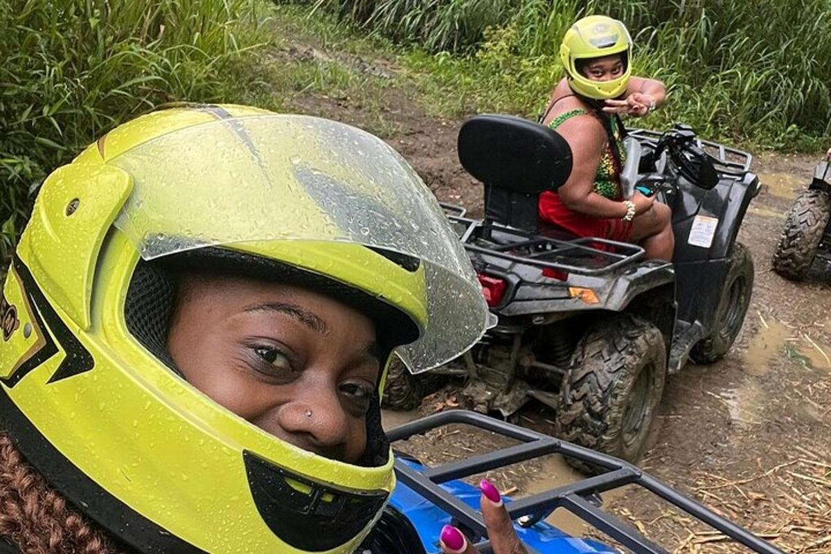 o persoană purtând o cască pe un ATV