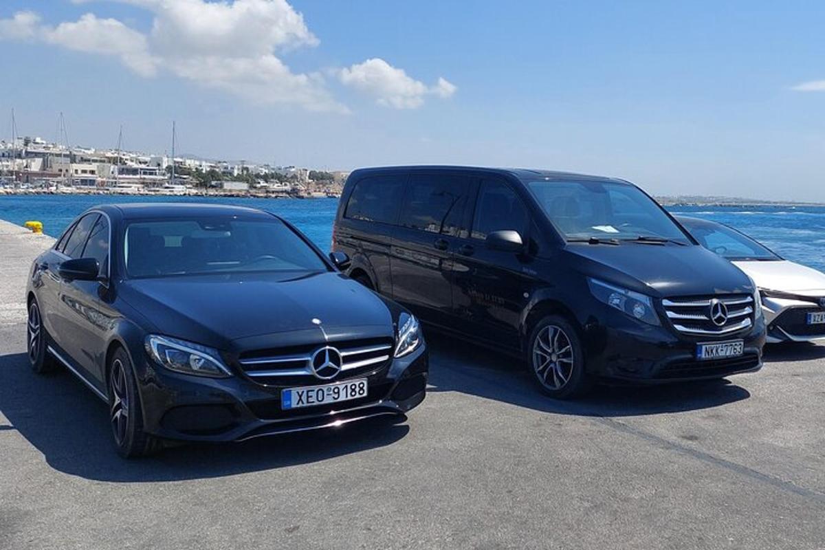 to biler parkert ved siden av hverandre ved vannet