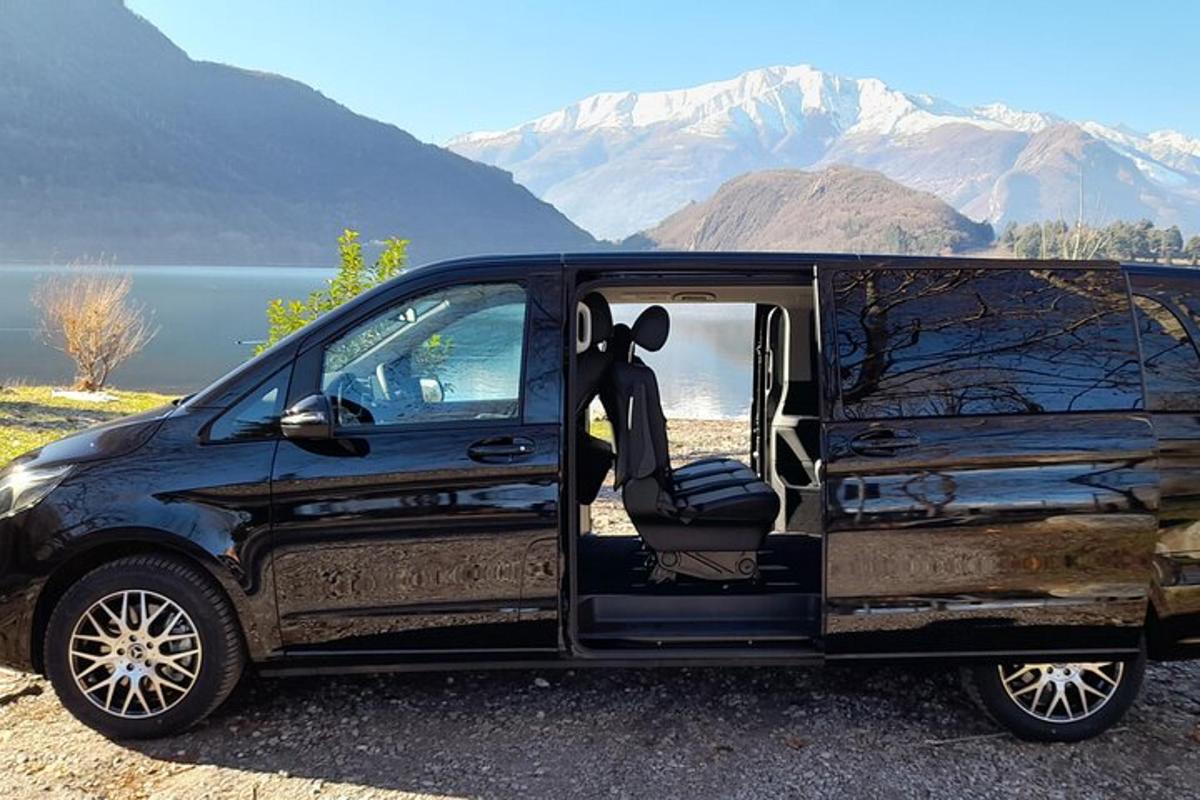 un furgone nero con la portiera aperta e le montagne sullo sfondo