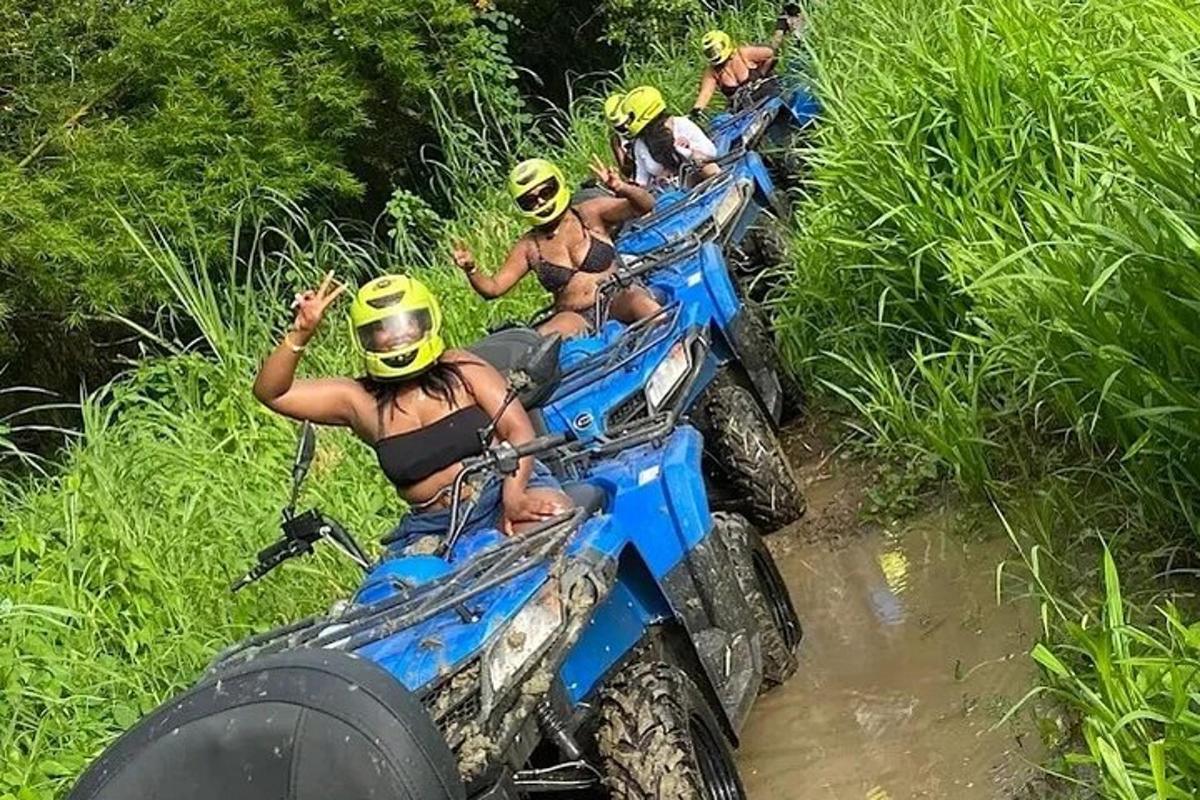 isang grupo ng mga taong nakasakay sa mga atv sa putikan