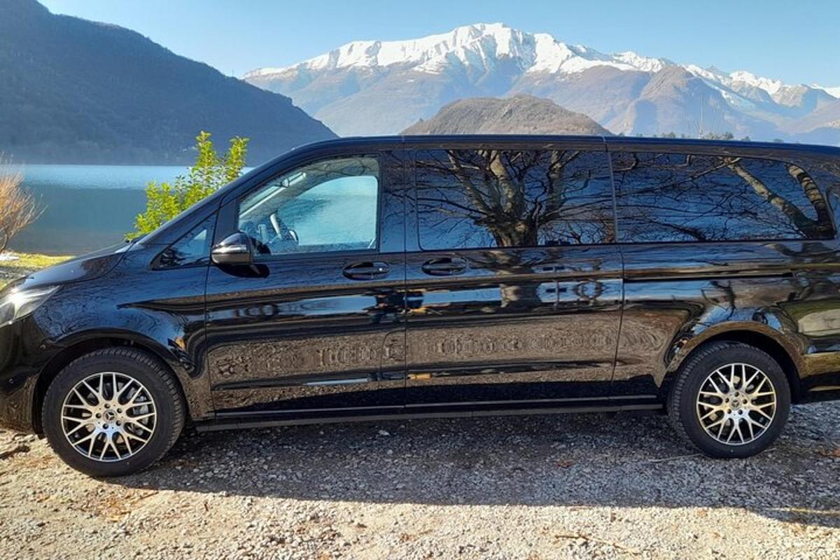 un furgone nero parcheggiato sul fianco di una montagna