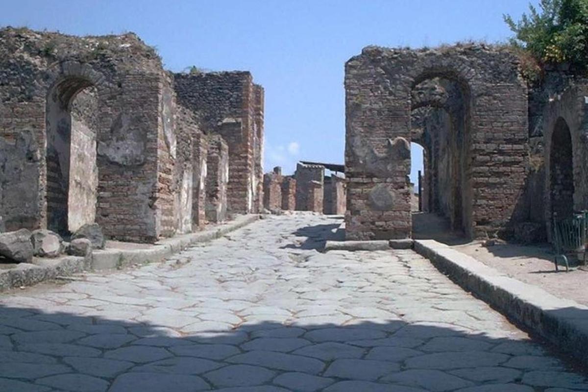 ένας άδειος δρόμος σε ένα παλιό κτίριο από τούβλα