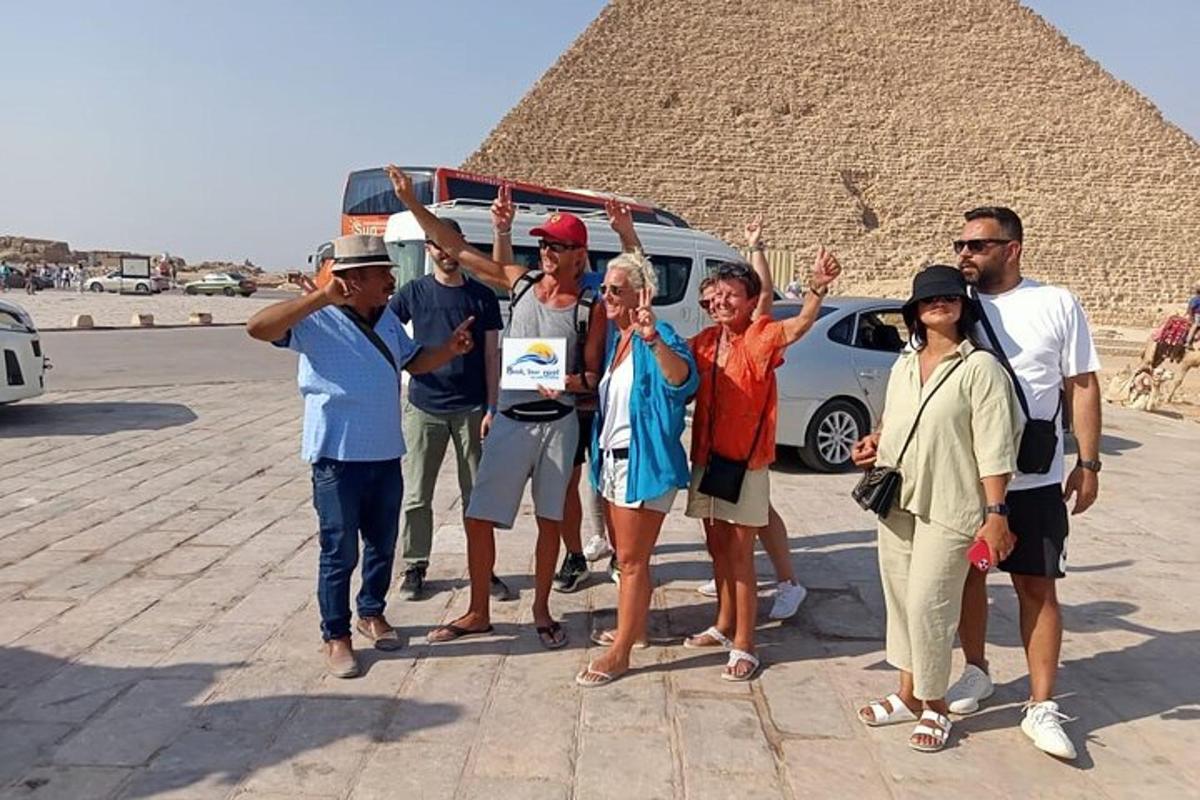 skupina ľudí stojacich pred pyramídou