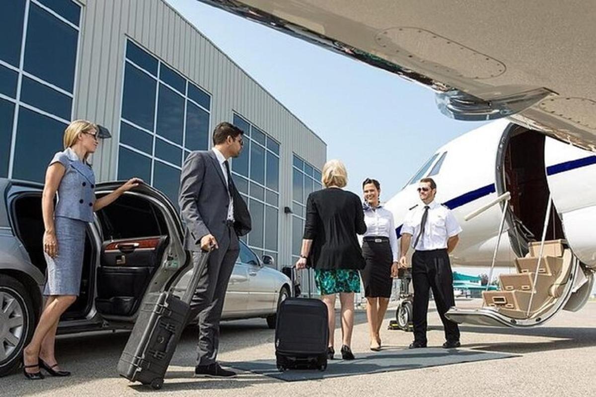 un gruppo di persone che scendono da un aereo