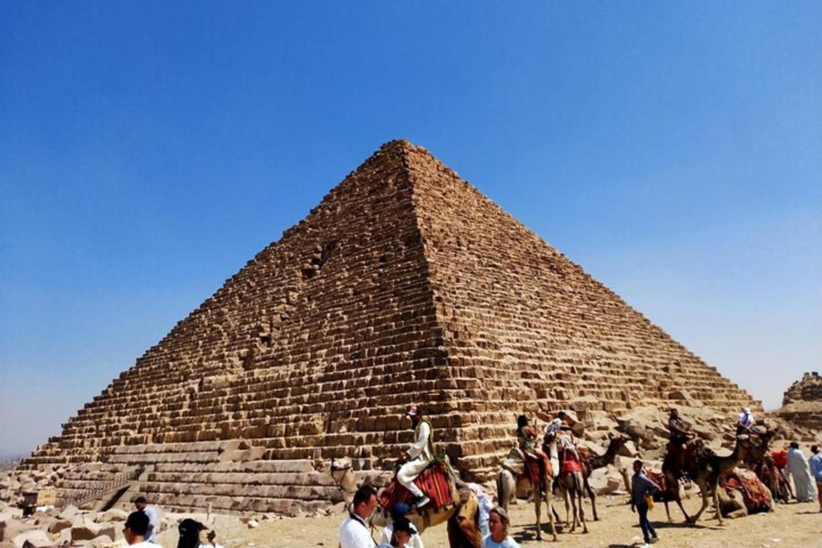 skupina ľudí stojacich pred pyramídou