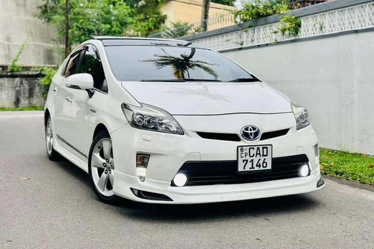 valge auto on tänaval pargitud