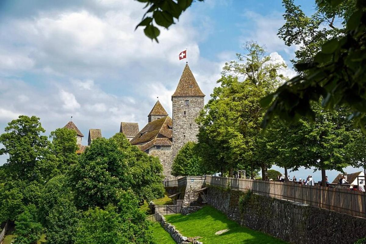 Un castillo con una bandera canadiense en la cima.