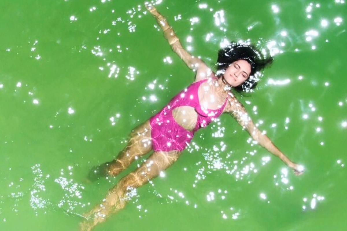 una mujer tumbada en el agua
