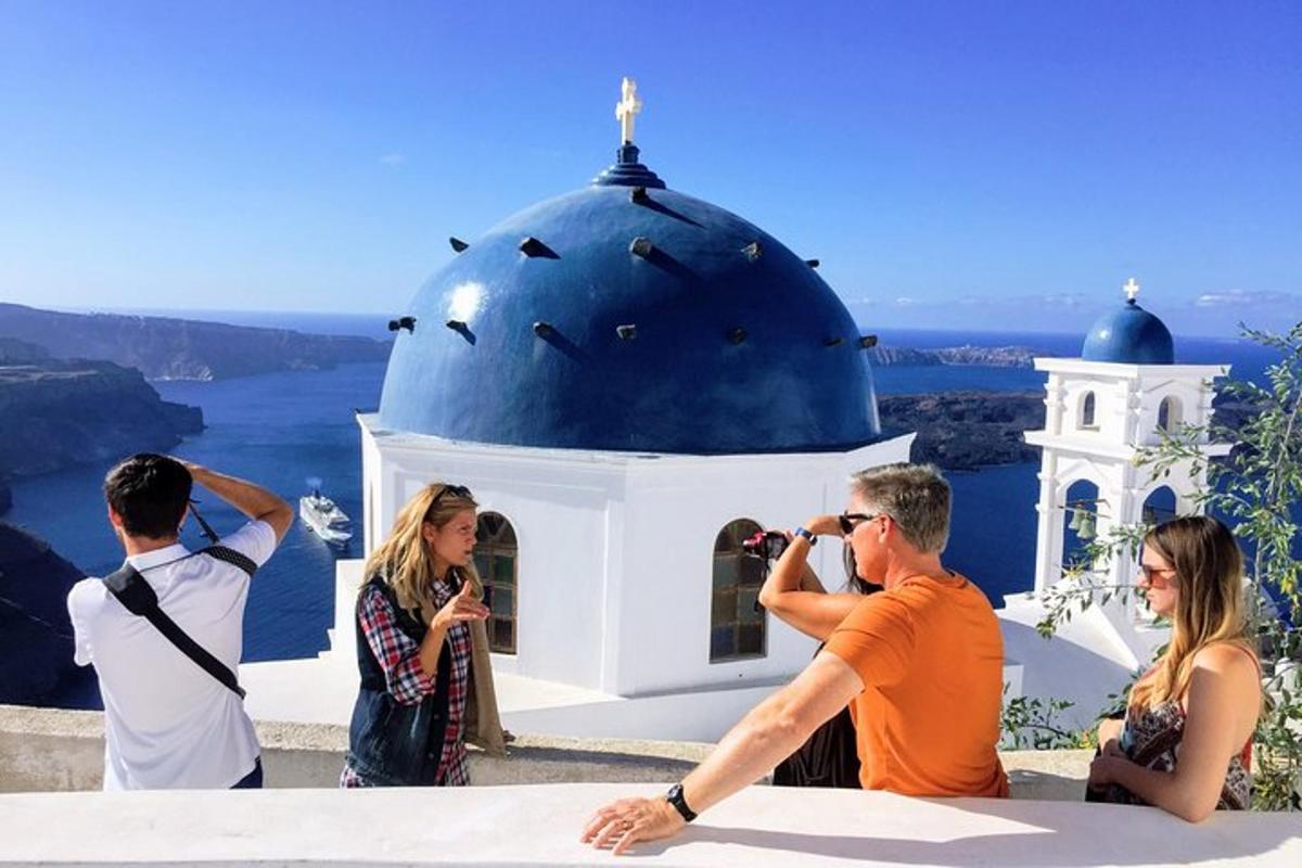 un grup de persones fent fotos d'un edifici