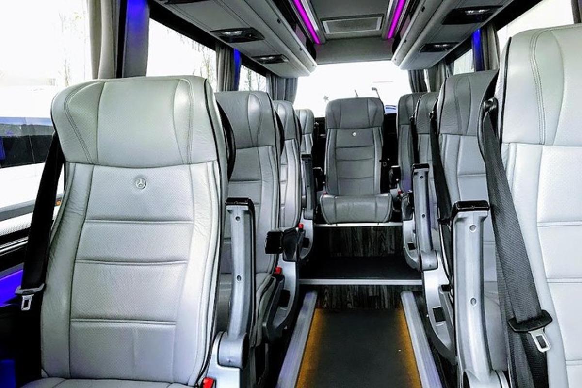 una vista de l'interior d'un autobús buit