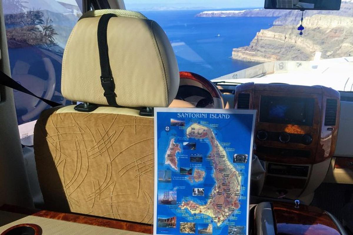 un seient en un avió amb un rètol
