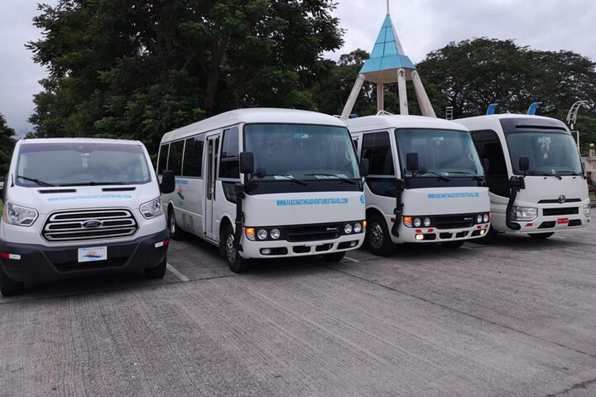 skupina tří autobusů zaparkovaných na parkovišti