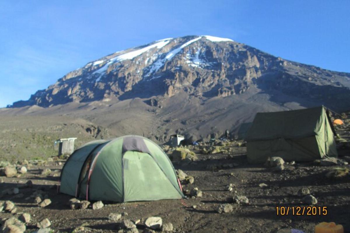 sebuah tenda dan sebuah gunung di depan sebuah gunung