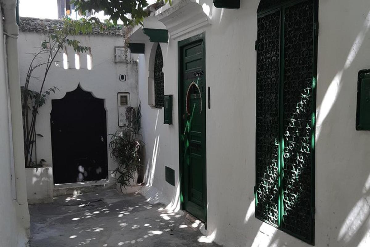 un edificio bianco con una porta verde
