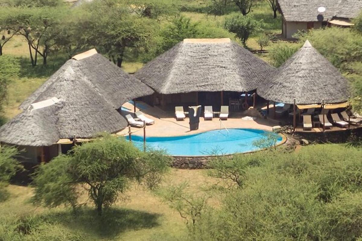 una vista aerea di un resort con piscina