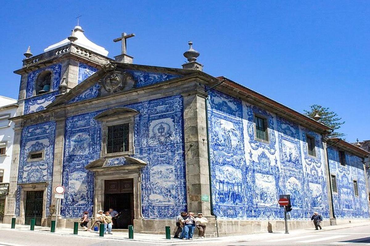 um prédio azul e branco com pessoas em pé na frente
