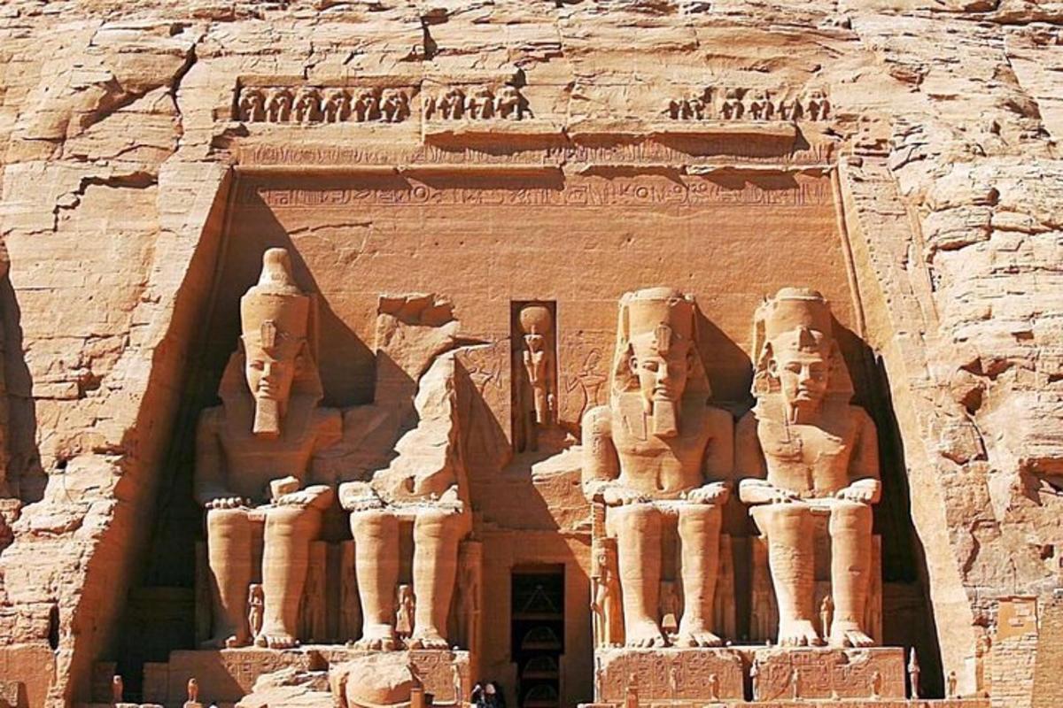 Un antiguo edificio con estatuas en el desierto.