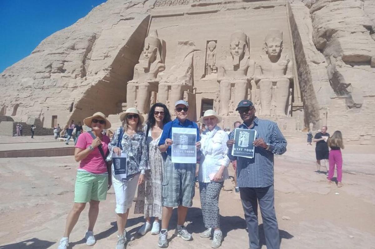Un grupo de personas de pie frente al araoharaoh