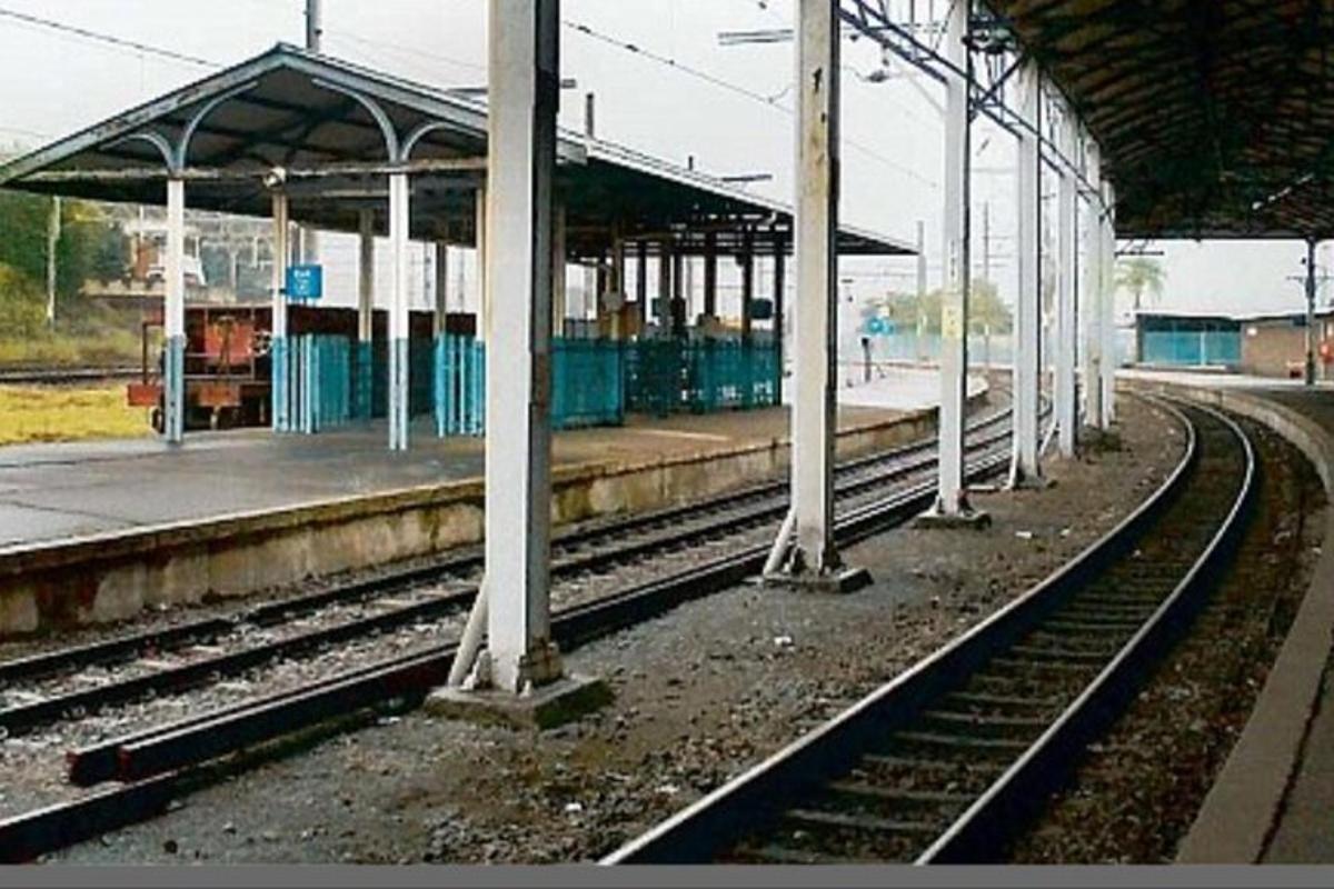 una estació de tren amb andana i vies de tren