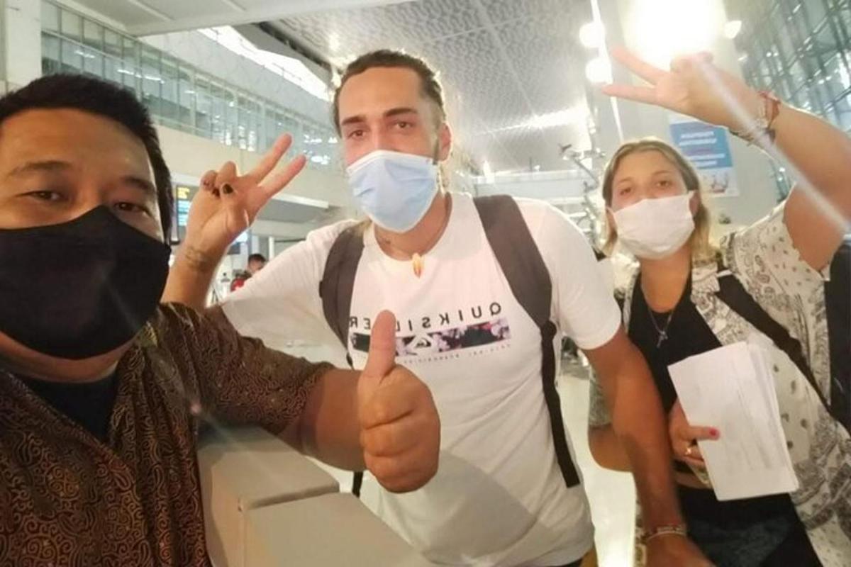 muž s rouškou a ukazující palec nahoru