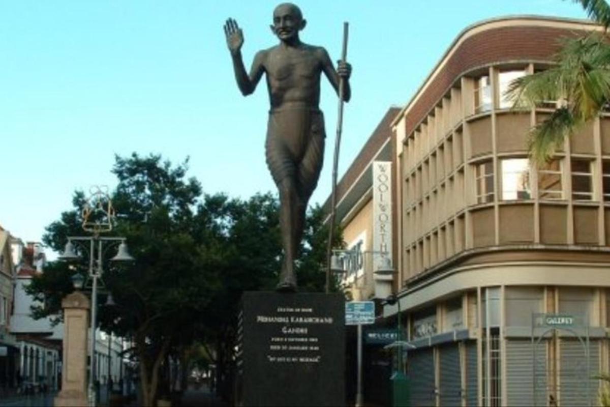 una estàtua d'un home dret davant d'un edifici