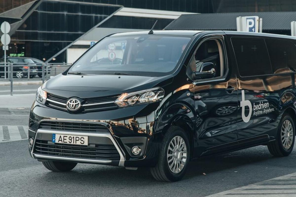 una camioneta negra estacionada en un estacionamiento