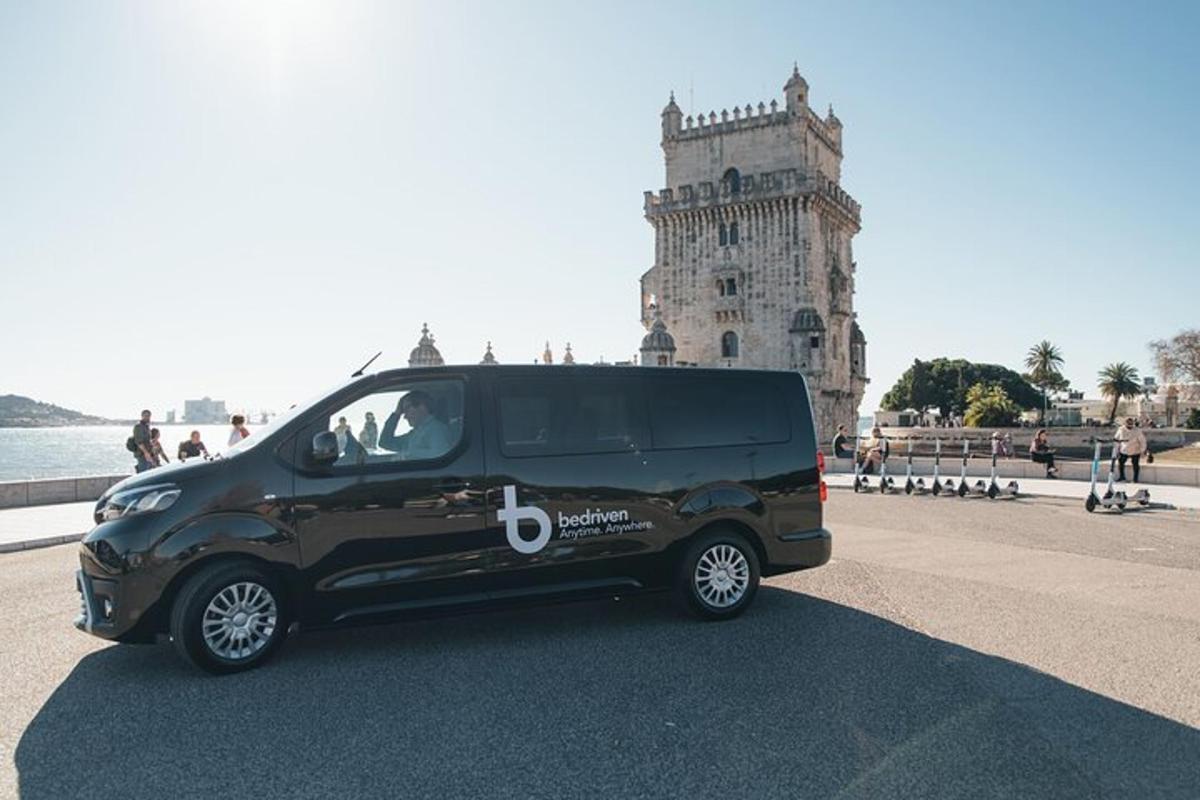 Una camioneta negra estacionada frente a una torre