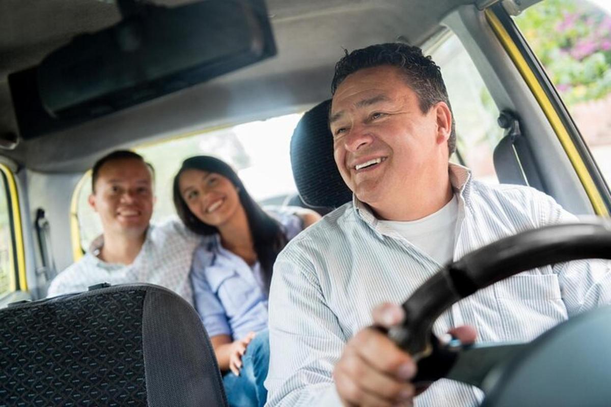 un gruppo di persone che viaggiano su un autobus