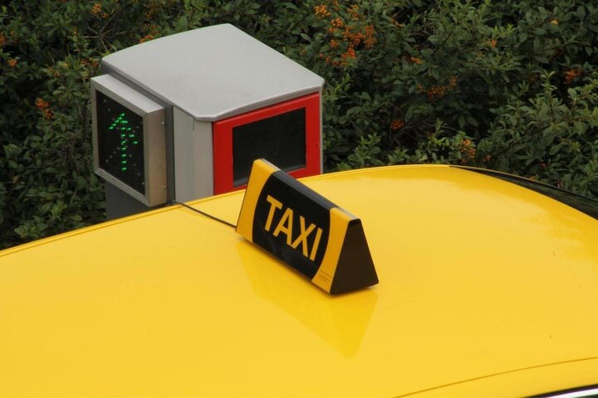 un cartello di taxi sopra un'auto gialla