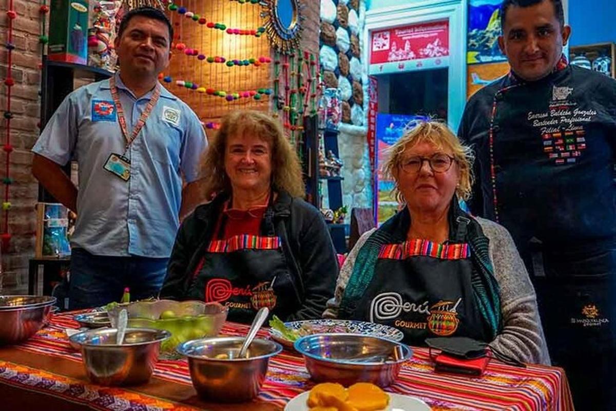 un gruppo di persone in piedi attorno a un tavolo con del cibo