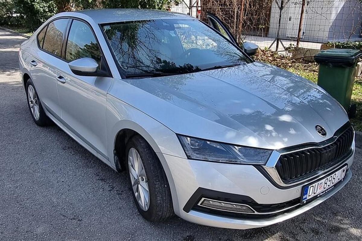 ένα ασημένιο αυτοκίνητο παρκαρισμένο δίπλα σε ένα παρκόμετρο