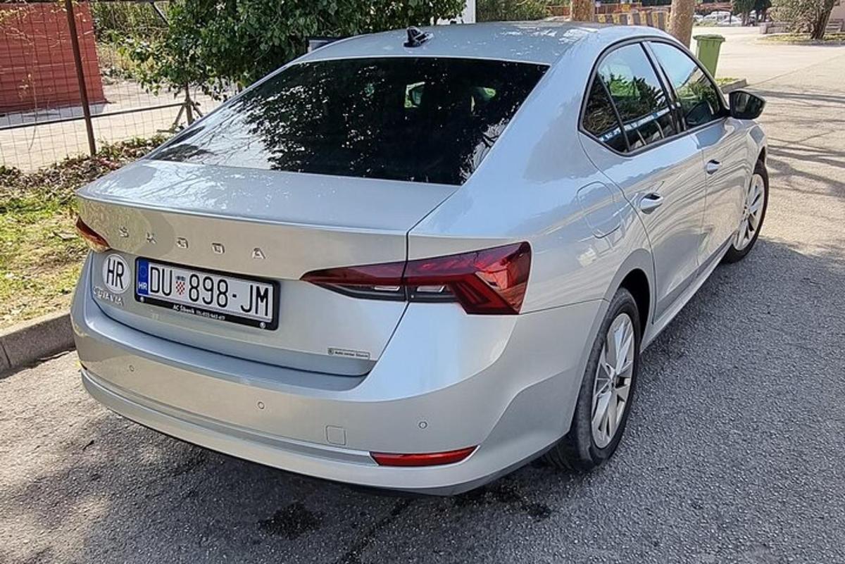 tänava äärde pargitud hõbedane auto