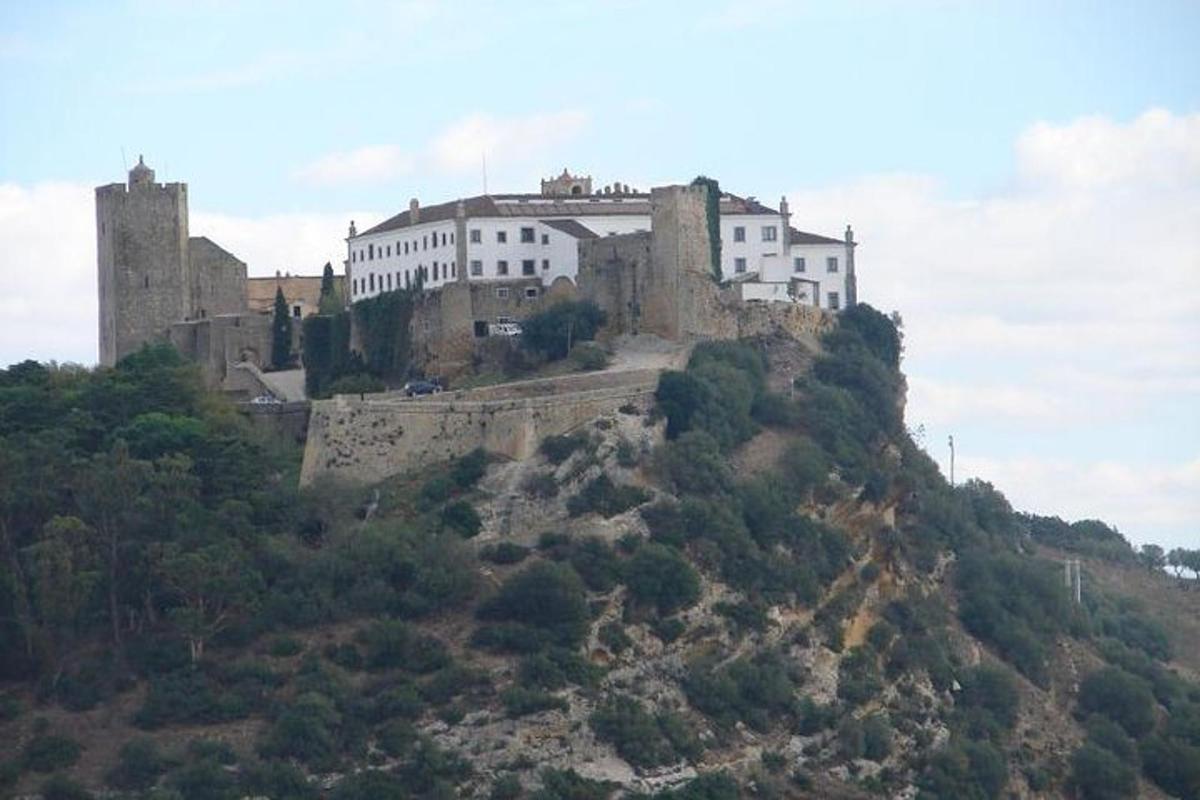 un castello in cima a una montagna