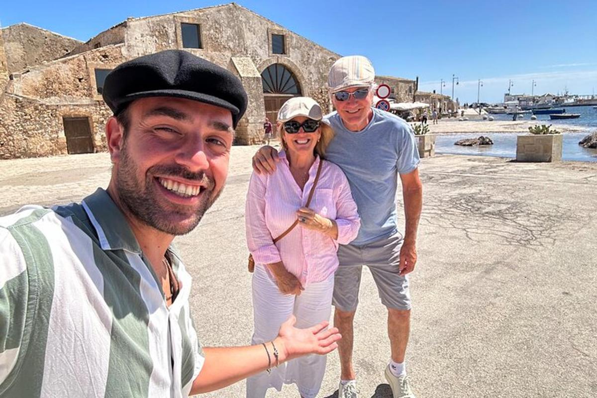 Dos hombres y una mujer posando para una fotografía