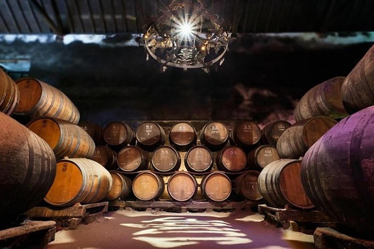 una stanza piena di botti di legno con un lampadario