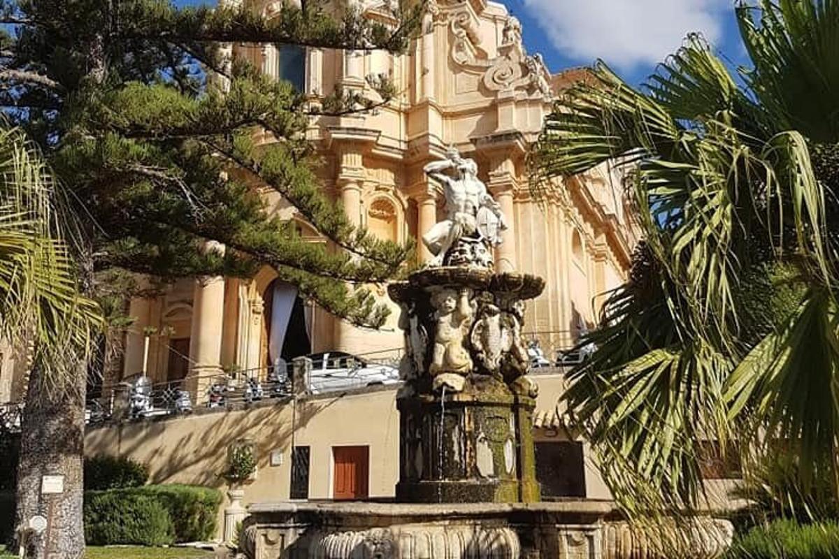 una estatua frente a un edificio con un edificio