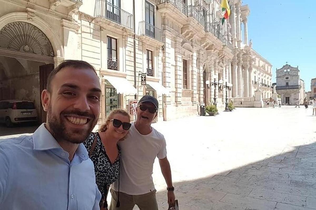 μια ομάδα ανθρώπων που στέκονται μπροστά σε ένα κτίριο