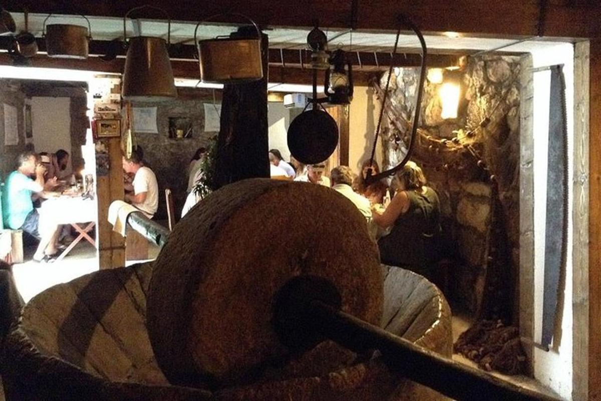 un gruppo di persone sedute in una stanza con una stanza