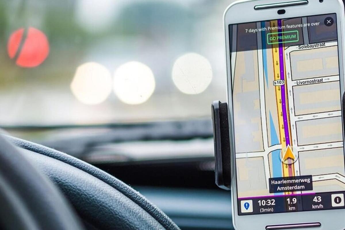 telefon bimbit yang terletak di atas kereta
