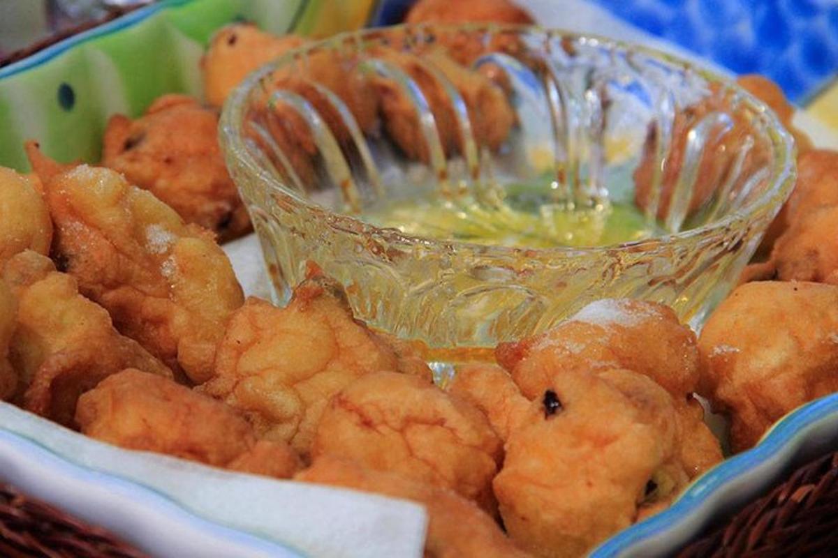 un cestino di cibo con una ciotola di salsa