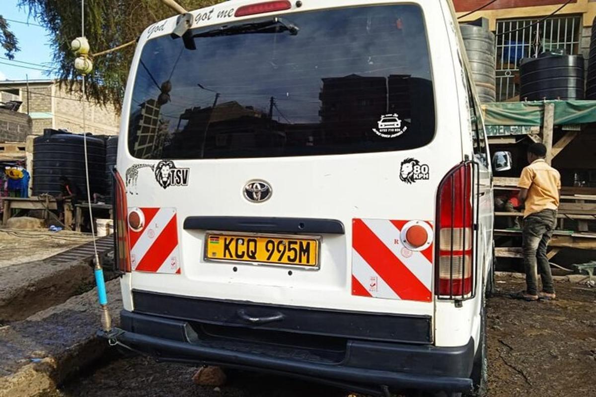 mees seisab valge bussi kõrval